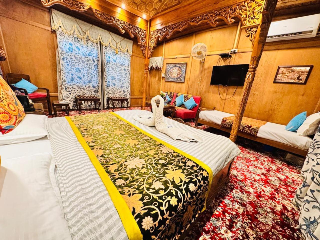Hotel Crown Of India Group Of Houseboats Srīnagar Exterior foto